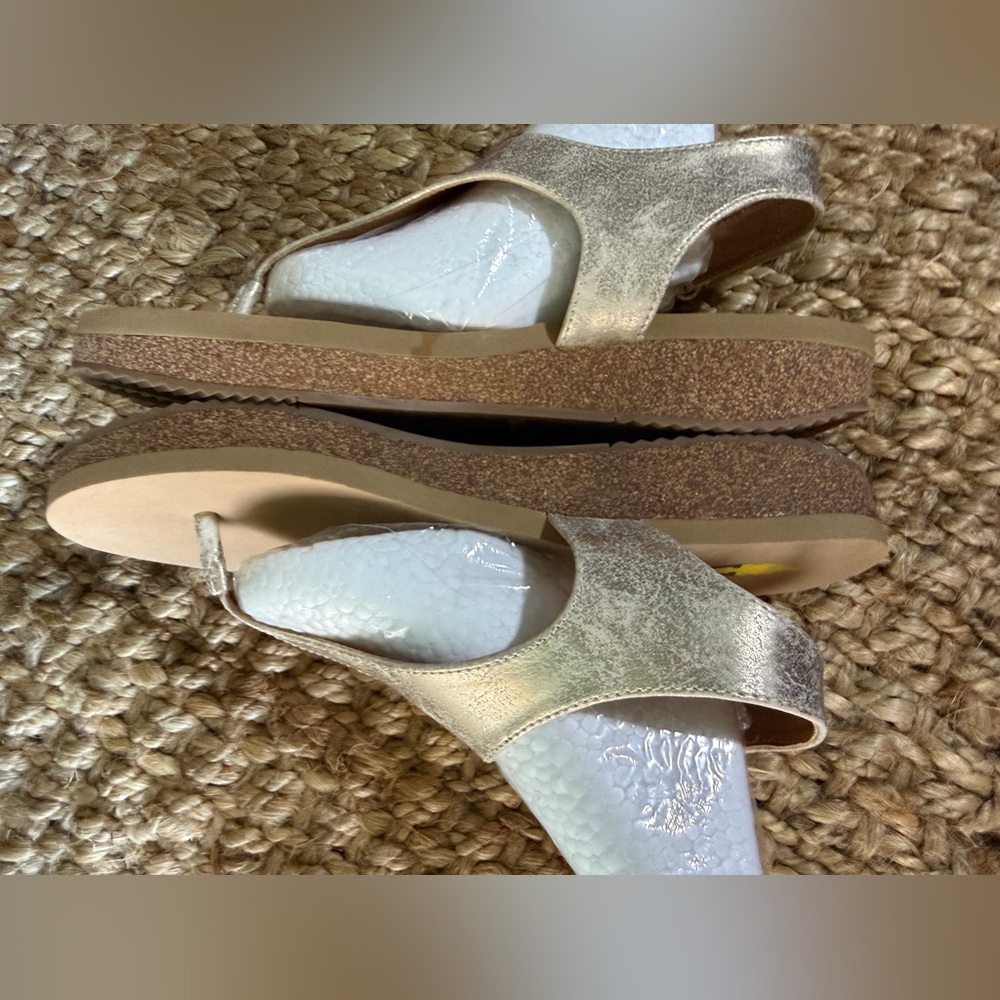 Volatile gold Trek TStrap Wedge  Womens 8 Casual‎ Sandals summer travel tropical - Picture 7 of 11